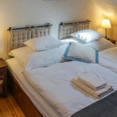 Stunning In Balatonzolos W/ Sauna, Wifi And 6 Bedrooms