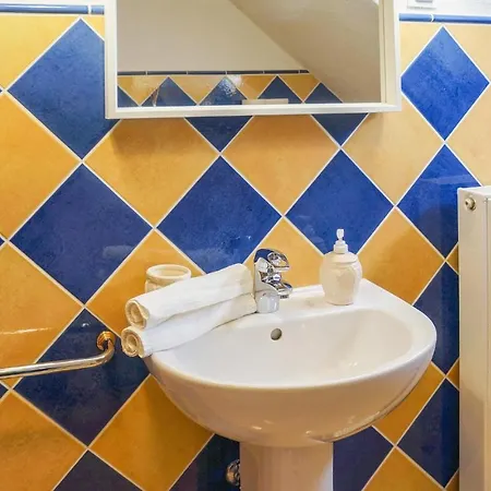 Stunning In Balatonzolos W/ Sauna, Wifi And 6 Bedrooms Holiday home Balatonszolos
